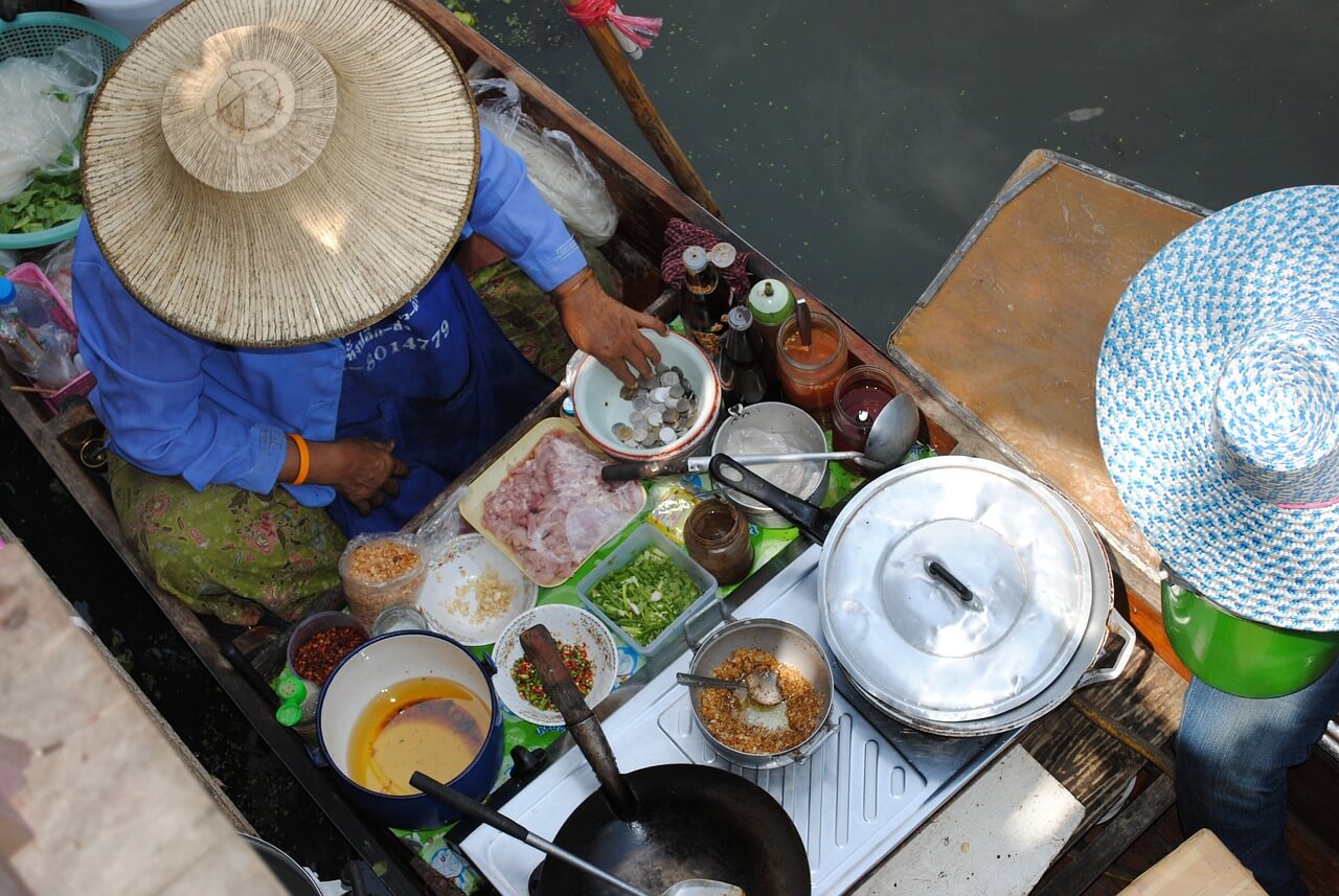 Thailändische Garküche auf einem Boot