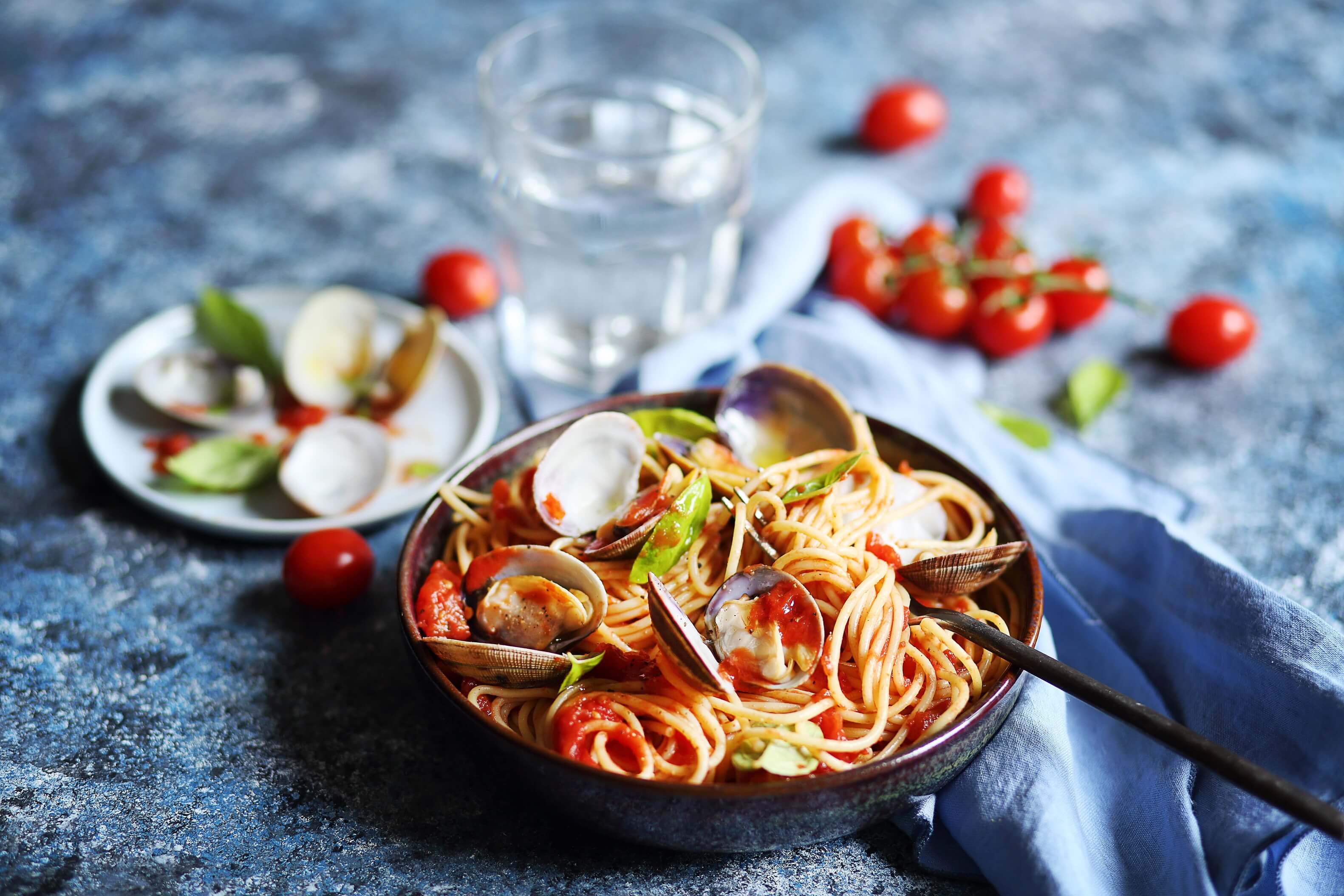 Pasta mit Tomatensoße und Venusmuscheln mit BIO PLANETE Knoblauchöl