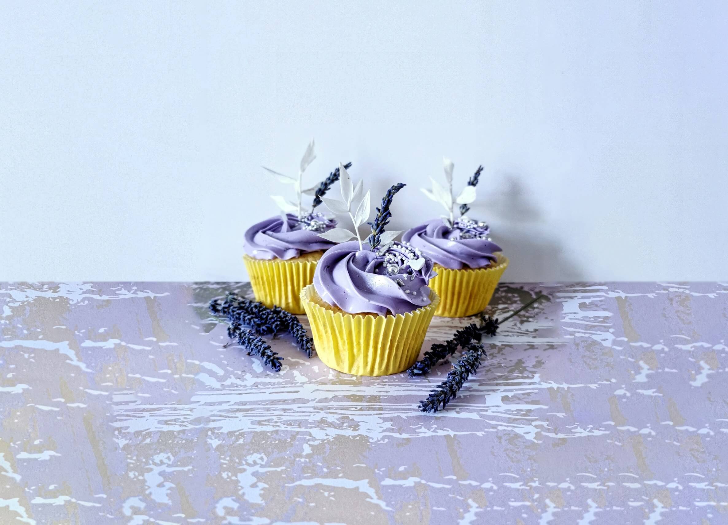 Lavendel-Zitronen-Cupcakes mit BIO PLANETE Olivenöl Zitrone