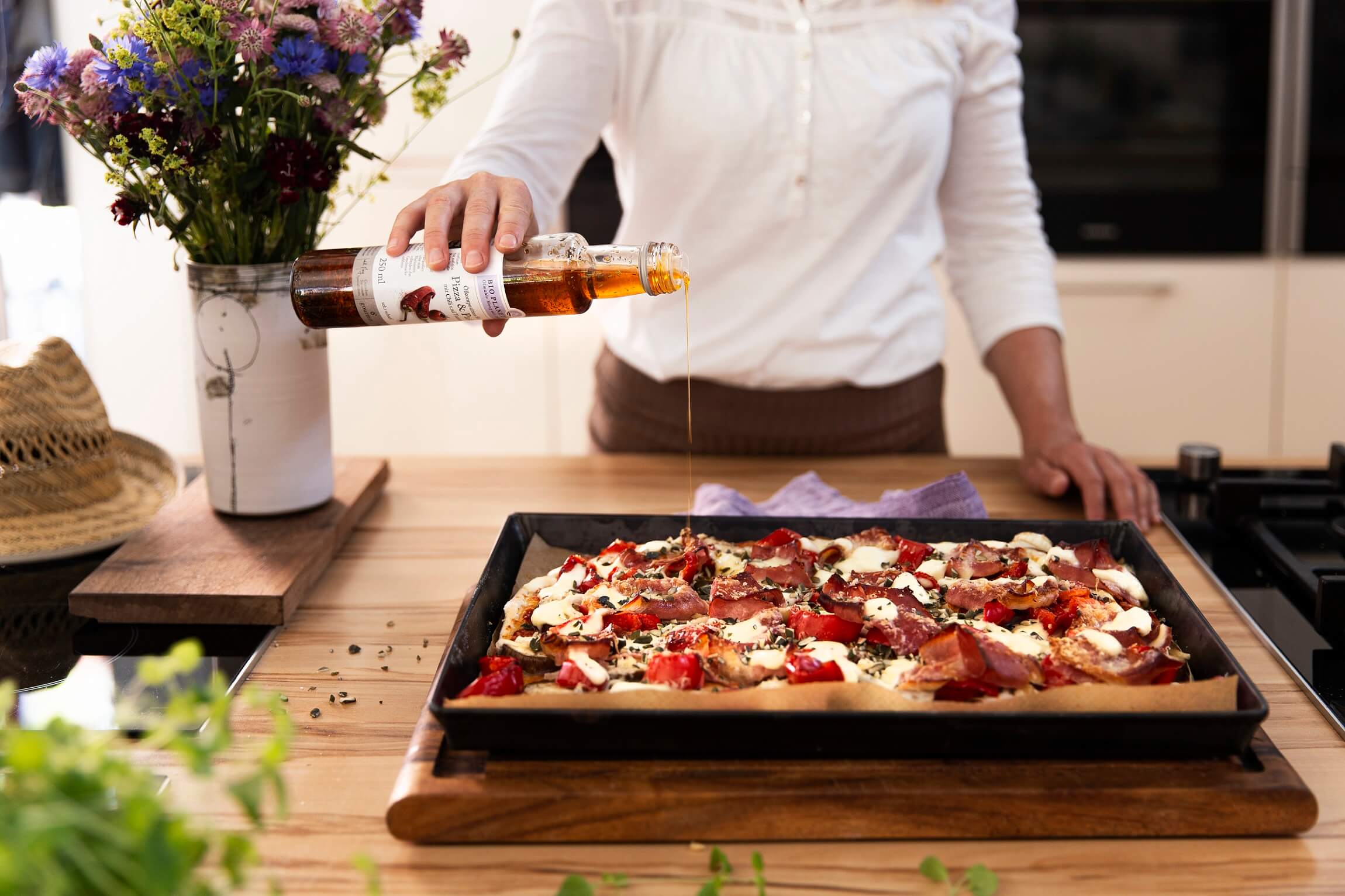 Pizza mit geröstetem Paprika und BIO PLANETE Ölkomposition für Pizza & Pasta